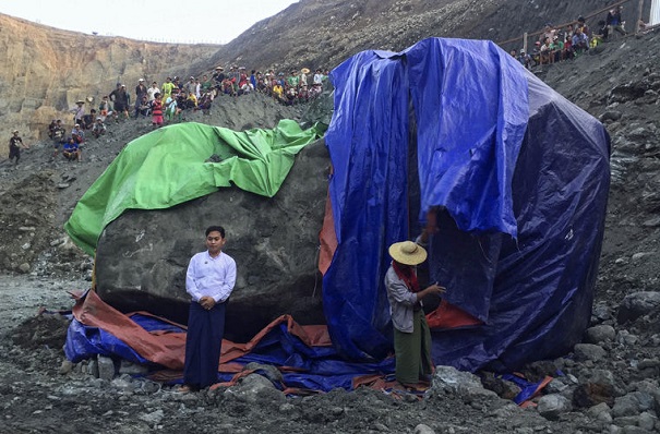 Шахтеры в Мьянме обнаружили 2-ой по величине самородок нефрита