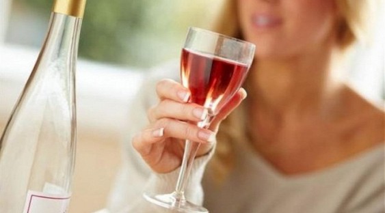 Даже один бокал вина по вечерам может вызвать бесплодие