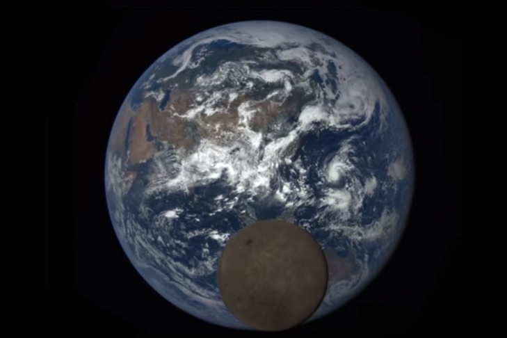 Редкий кадр: Луна 'вмешалась' в полный снимок Земли