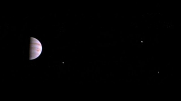 NASA опубликовало первый снимок от зонда Juno на орбите Юпитера
