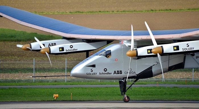 Самолет Solar Impulse на взлетно-посадочной полосе