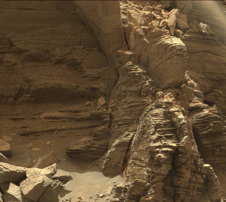 Марсоход Curiosity передал на Землю снимки многослойных скал