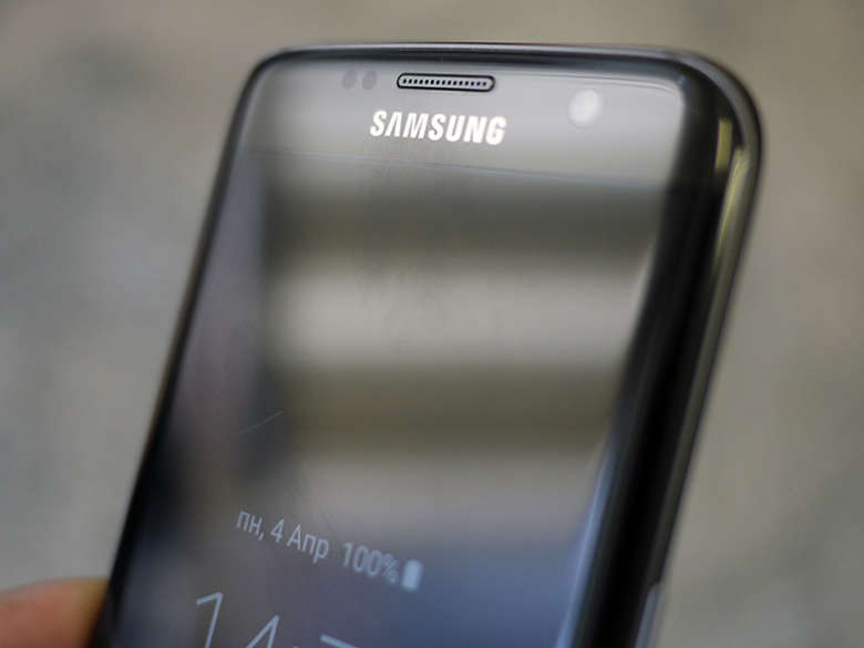 Samsung откажется от смартфонов с плоскими экранами