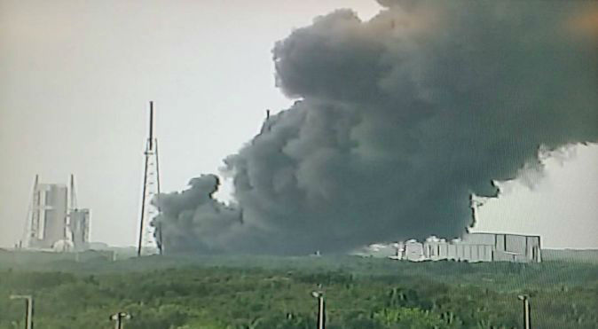 Ракета компании SpaceX взорвалась на мысе Канаверал