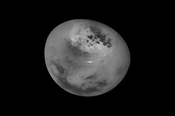 Cassini снял летние облака над Титаном