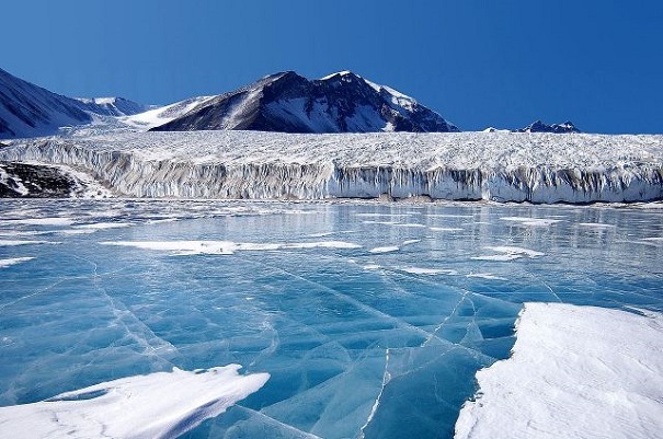Отрыв гигантского айсберга от Антарктиды показали на видео