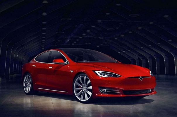 Tesla хочет ускорить самый быстрый автомобиль в мире