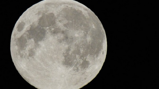 Ученые пояснили «опрокидывание» Луны на орбите Земли