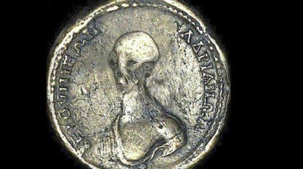 В Египте найдена старинная монета с изображением пришельца