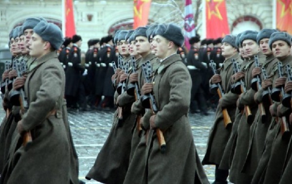 В столице России состоялся праздничный марш в честь парада 7 ноября 1941 г.