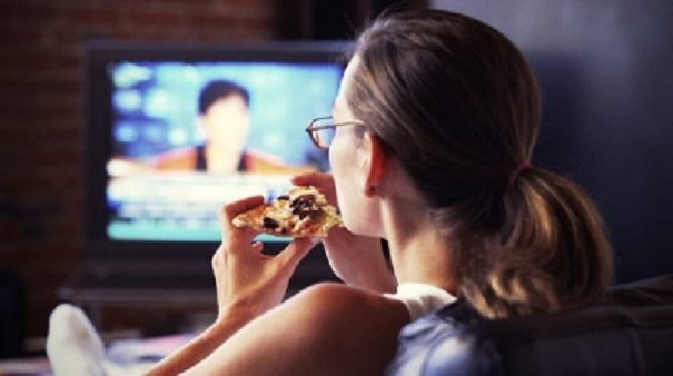 Ученые: пища перед телевизором наименее выгодная и наименее аппетитная