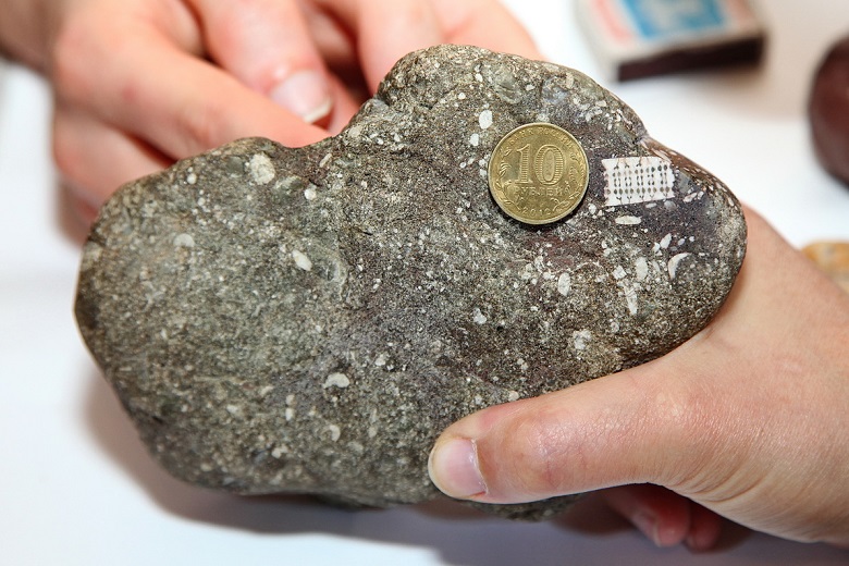 Найден древний камень с "микрочипом" в нутри