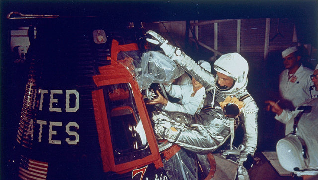 Джон Гленн- первый американец оказавшимся на космической орбите. Архивное