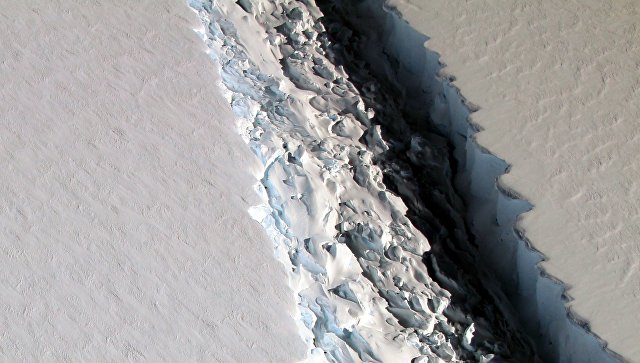 Специалисты НАСА обнаружили в Антарктиде 100-километровую трещину