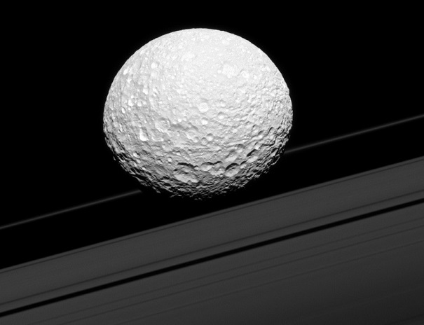 Cassini получил самый детальный снимок Пандоры