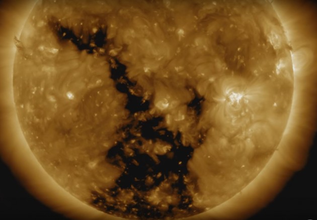 Обсерватория НАСА засняла огромную «дыру» прямо в Солнце