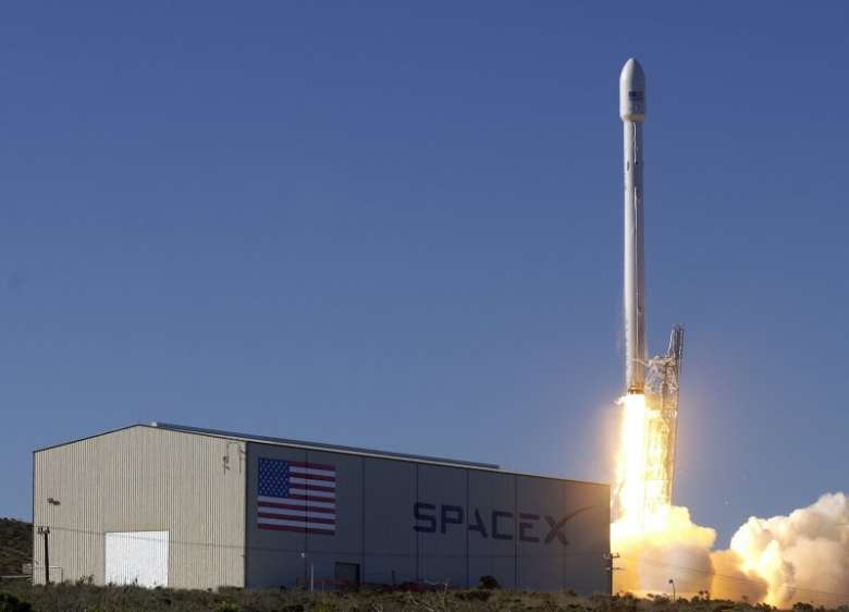 SpaceX успешно посадила нижнюю ступень Falcon 9 на морскую платформу‍