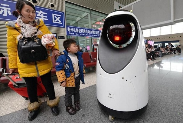 1-ый робот-полицейский приступил к службе в Китайской республике