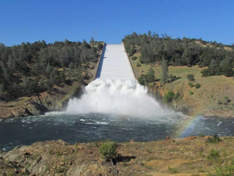 Появилось видео прорыва плотины в Калифорнии, эвакуированы почти 190 тысяч человек