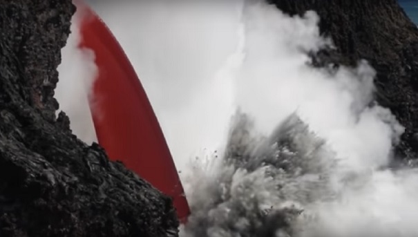 Мощнейший поток лавы из вулкана на Гавайях заставил океан вскипеть