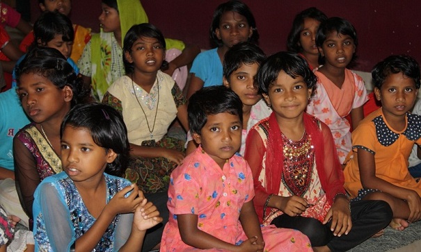 Предпосылкой загадочных смертей детей в Индии стал незрелый фрукт