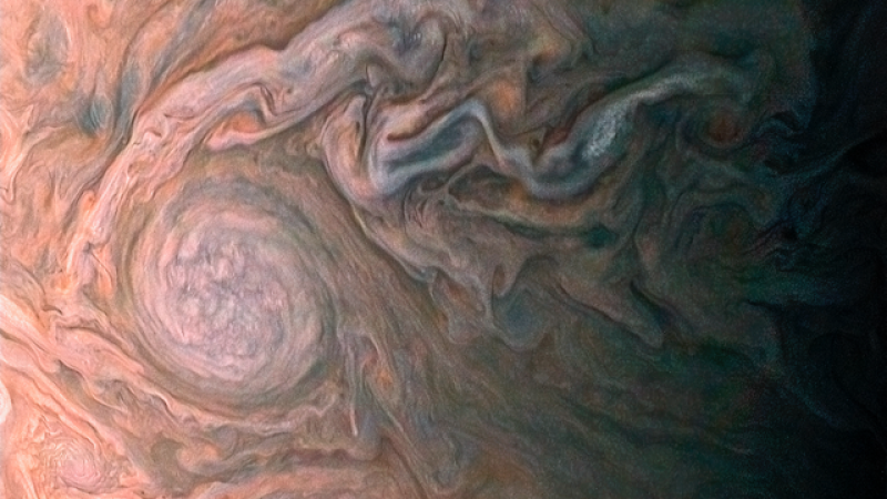 Зонд Juno запечатлел мощный торнадо на Юпитере