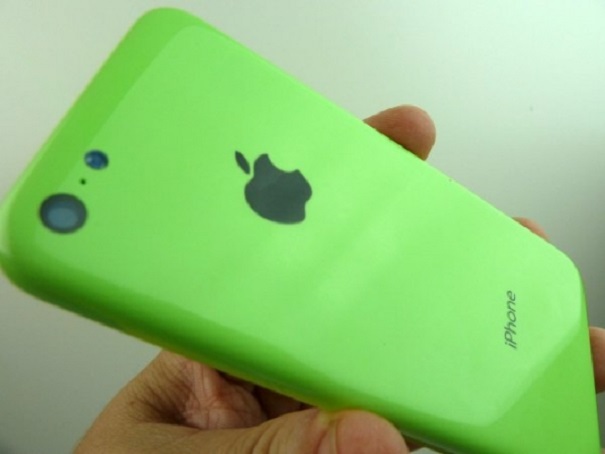 Apple показала iPhone в зеленом корпусе