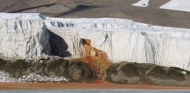 Ученые разгадали тайну красного водопада в Антарктиде