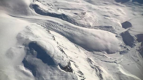 Крупнейший ледник Гренландии треснул посередине