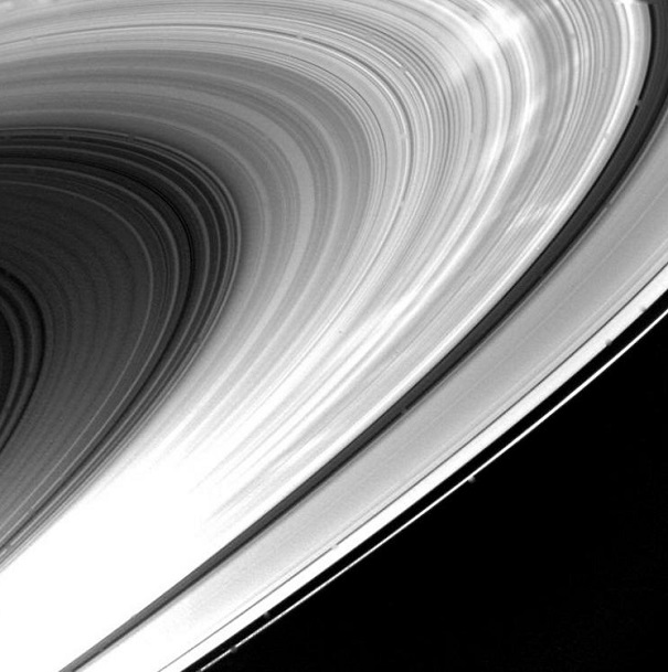 Между Сатурном и его кольцами не выявили следов пыли