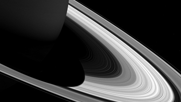 «Кассини» запечатлел огромную тень Сатурна на его кольцах