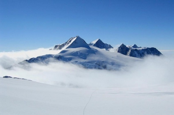 Гражданин Нижнего Тагила отыскал «корабль пришельцев» в снегах Антарктиды