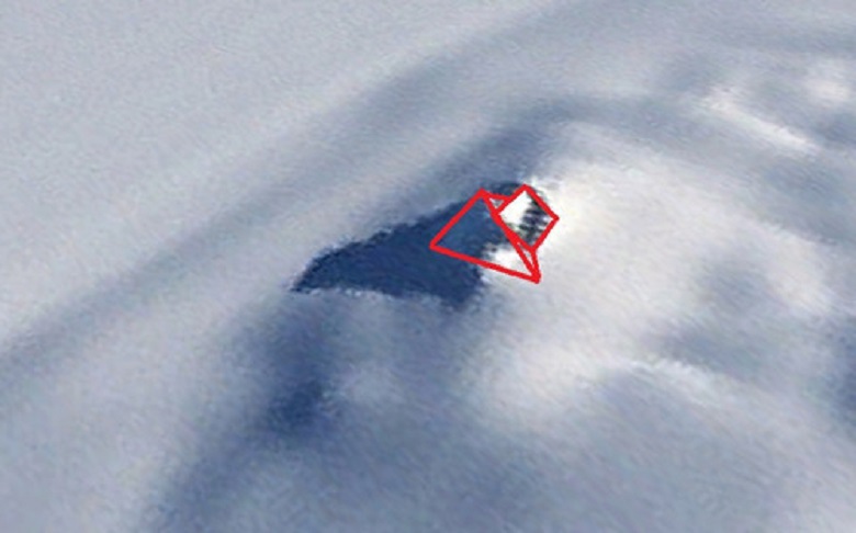 Фото со спутника пирамиды в Антарктиде