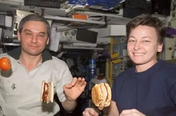 В предстоящем году астронавты в космосе начнут выпекать хлеб без крошек