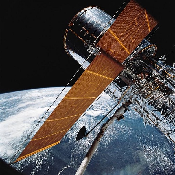 Спутники NASA засекли огромный НЛО на орбите Земли