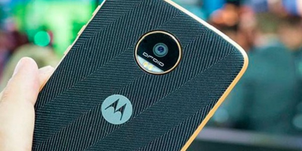 Названа стоимость телефонов Motorola с двойными камерами‍