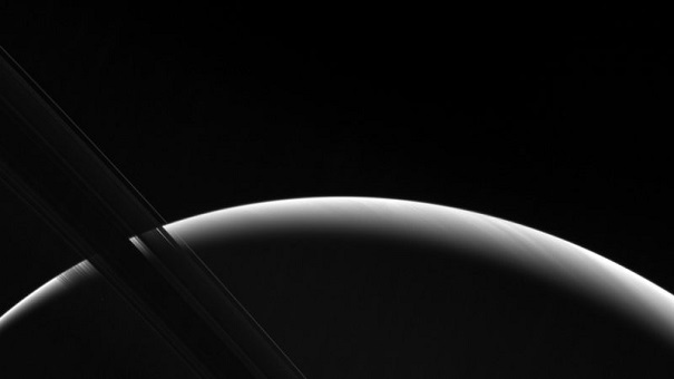 NASA опубликовало фотокарточку заката на Сатурне