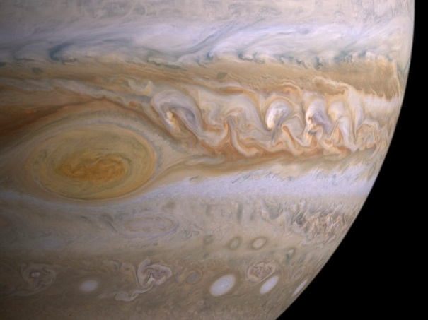 Ученые представили видео того, как огромные ураганы проносятся над Юпитером