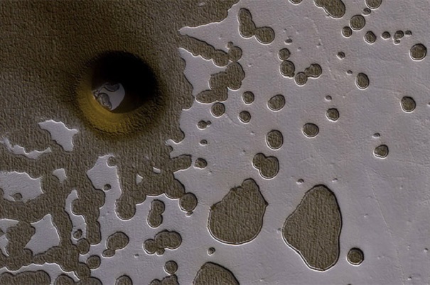 На Марсе найдена круглая яма неизвестного происхождения — Ученые