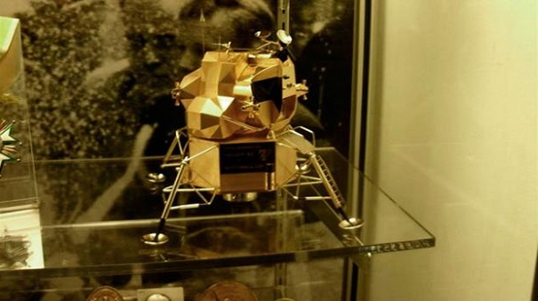 Из музея в США украли золотую копию лунного модуля Нила Армстронга