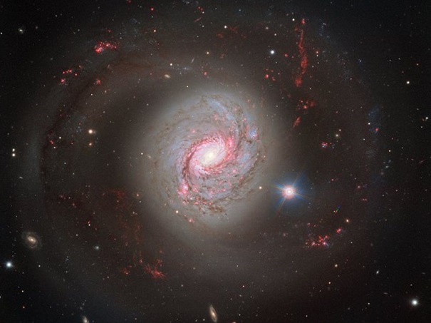 Астрономы получили снимок ближайшей к Земле решительной галактики