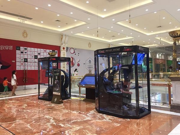 В КНР в коммерческом центре установили «камеры хранения» для мужчин