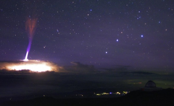На Гавайях астрономы сняли на видео редкостный вид молнии