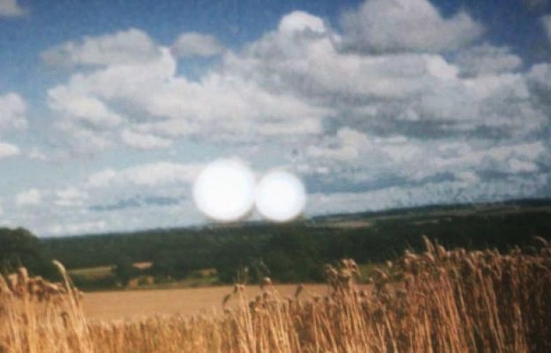 Британскому уфологу удалось увидеть создание НЛО рисунков на поле