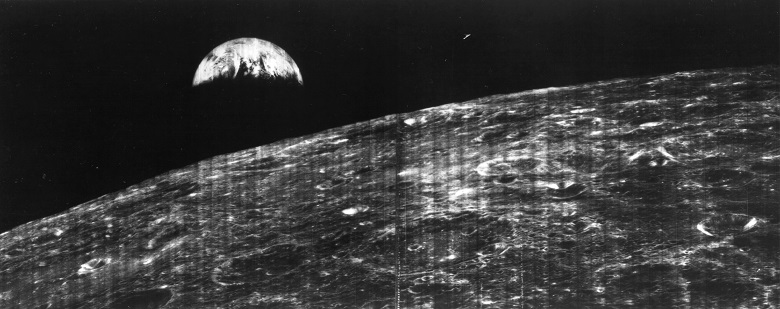 NASA опубликовало первую фотокарточку Земли с Луны