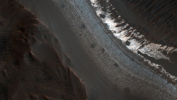 Астрономы отыскали на экваторе Марса замёрзшую воду