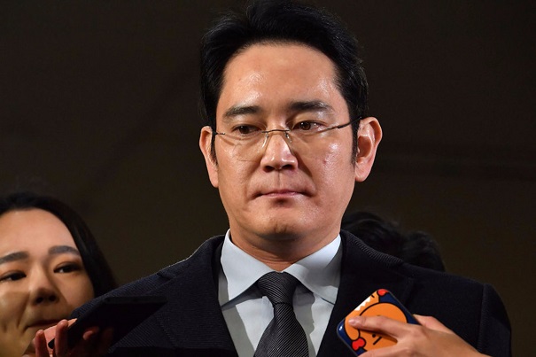 Руководителя Самсунг приговорили к 5-ти годам тюрьмы за взятки и растрату