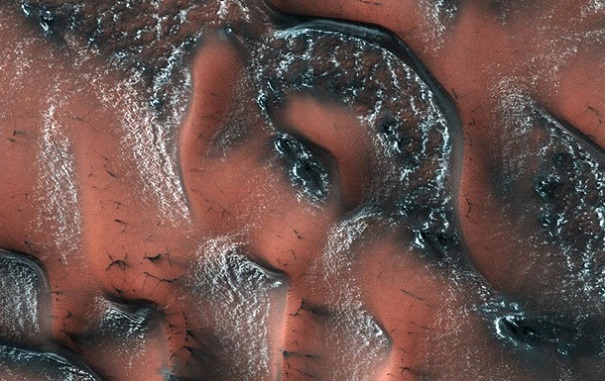 Ученые из NASA показали фотографии заснеженных дюн Марса