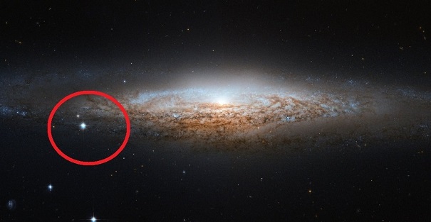 Астрономы получили кадры огромного «глаза» старой звезды U