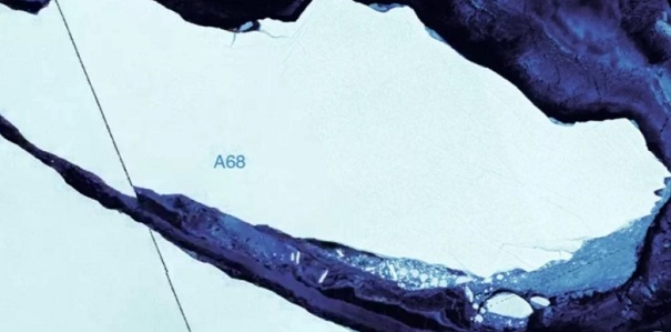 Огромный айсберг откололся от Антарктиды: корабли находятся в опасности